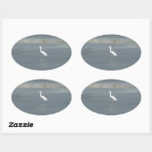 Witte vogel op grijs zand strand art print ovale sticker (Vel)