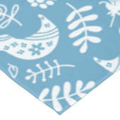 Witte vogels en bloemen op blauw tafelkleed (Gekanteld)