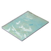 Witte vogels vliegen door de blauwe hemel notitieboek (Linkerzijde)