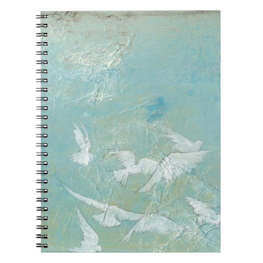 Witte vogels vliegen door de blauwe hemel notitieboek (Voorkant)