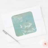 Witte vogels vliegen door de blauwe hemel vierkante sticker (Envelop)