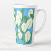 Witte vredesleugens op bleke blauwe achtergrond latte mok (Rechts)