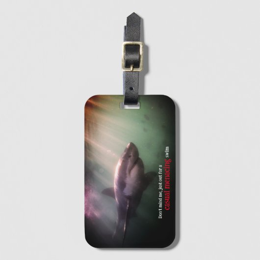 Witte wijzerhaai onder water bagagelabel (Voorkant (verticaal))