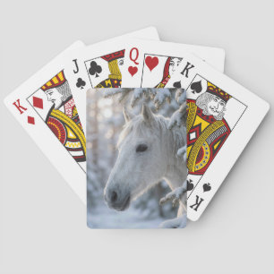 Witte winterpaard in besneeuwde pijnboom pokerkaarten