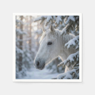Witte winterpaard in besneeuwde pijnboom servet