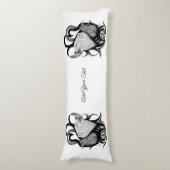 Witte Wolf met stamkunst van Raven Lichaamskussen (Voorkant Verticaal)