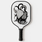 Witte Wolf met stamkunst van Raven Pickleball Paddle (Achterkant)