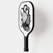 Witte Wolf met stamkunst van Raven Pickleball Paddle (Links)