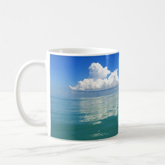 Witte wolk boven een mok koffie uit de onderzeese (Links)