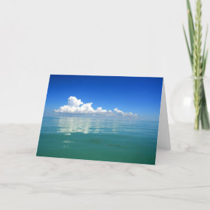 Witte wolk boven een stille oceaan kaart