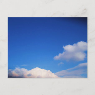 Witte wolken en blauwe hemel briefkaart