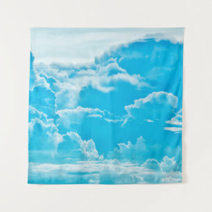 witte wolken en heldere blauwe achtergrond voor de wandkleed