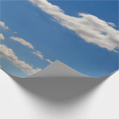 Witte wolken op blauwe hemel cadeaupapier (Hoek)