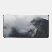 Witte wolken over de donkerrotsbergen bureaumat (Voorkant)