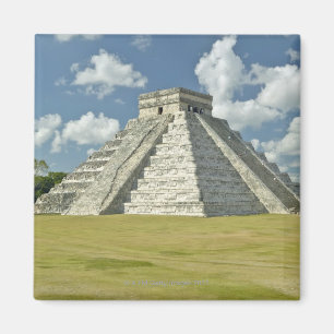 Witte wolken over de Mayaanse piramide Magneet