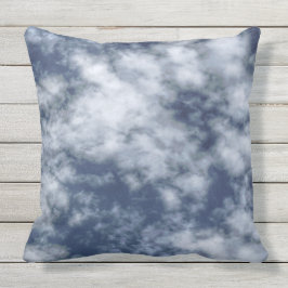 Witte wolken tegen de blauwe hemel op de kussen