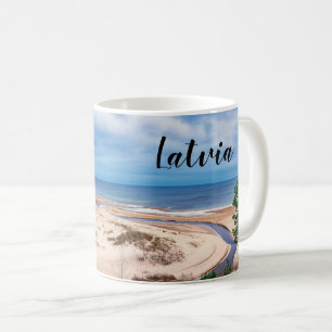 Witte zandstrand bij het Baltische zee in Letland Koffiemok