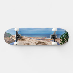 Witte zandstrand bij het Baltische zee in Letland Skateboard