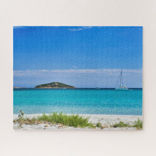 Witte zandstrandturquoise watereiland & zeilboot legpuzzel