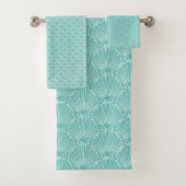 Witte Zeeen schelppatroon over Green Beach House Bad Handdoek (Insitu)