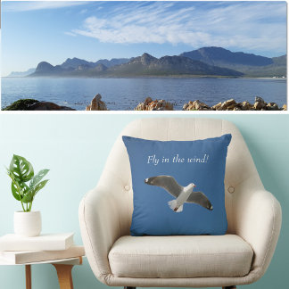 Witte zeemeeuw vliegend Deep Blue Sky Inspirerend Kussen