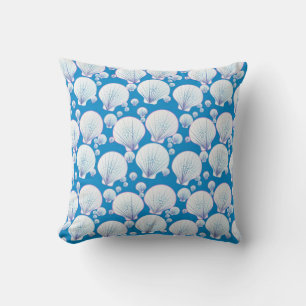 Witte zeeschelpen op een oceaanblauwe achtergrond kussen