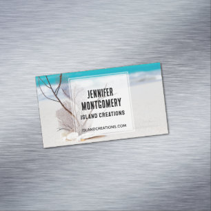 Witte zeeschelpen op een tropisch strand magnetisch visitekaartje