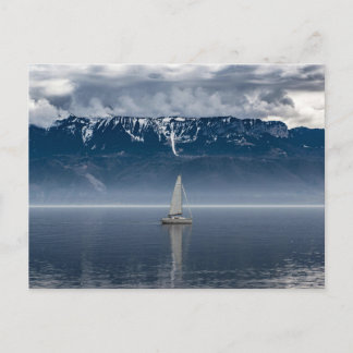 Witte zeilboot op water briefkaart