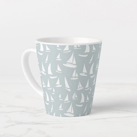 Witte zeilboten en zeevogels op Bleek blauw Latte Mok (Linkerhoek)
