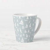 Witte zeilboten en zeevogels op Bleek blauw Latte Mok (Rechterhoek)