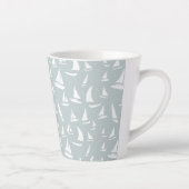 Witte zeilboten en zeevogels op Bleek blauw Latte Mok (Rechts)