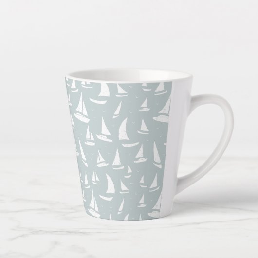 Witte zeilboten en zeevogels op Bleek blauw Latte Mok (Rechts)