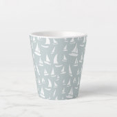 Witte zeilboten en zeevogels op Bleek blauw Latte Mok (Voorkant)