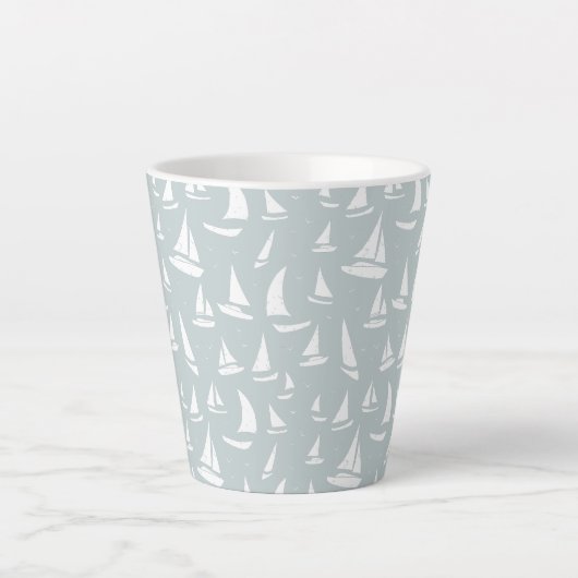 Witte zeilboten en zeevogels op Bleek blauw Latte Mok (Voorkant)