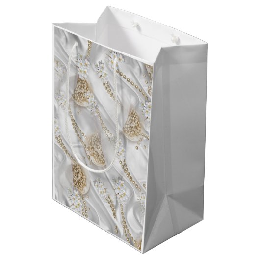 Witte Zijde en Ivory Champaign Pearls Medium Cadeauzakje (Achterkant Gekanteld)