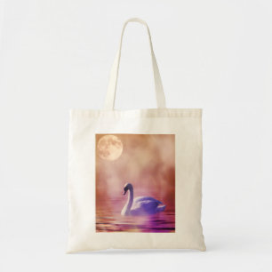 Witte zwaan zwevend op een nevelig meer tote bag