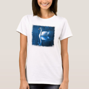 witte zwaluw die drijft op een blauw meer t-shirt