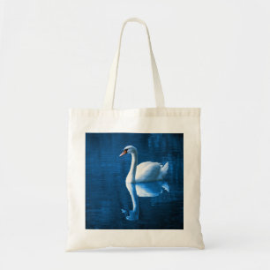  witte zwaluw die drijft op een blauw meer tote bag
