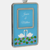 Witte zwanen en waterlelies Bruiloft Custom Verzilverd Kader Ornament (Rechts)