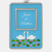 Witte zwanen en waterlelies Bruiloft Custom Verzilverd Kader Ornament (Voorkant)