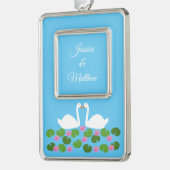 Witte zwanen en waterlelies Bruiloft Custom Verzilverd Kader Ornament (Links)