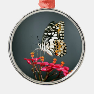 Witte zwarte en gele vlinder op roze bloemen metalen ornament