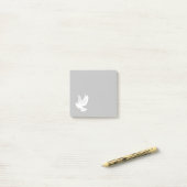 Witteduif op grijs post-it® notes (Op bureau)