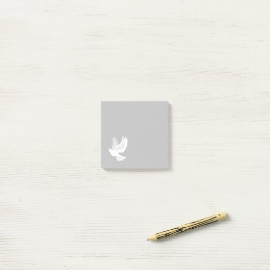 Witteduif op grijs post-it® notes (Op bureau)
