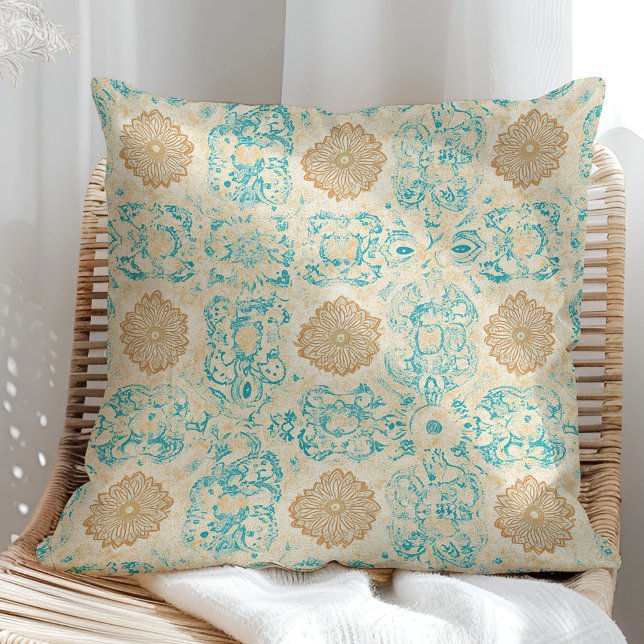 Woestijndroom  zand en turquoise bloemen kussen (Desert Dream Vintage Sand & Turquoise Blooms Throw Pillow in a sunny boho rattan chair.)