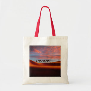woestijnen Man en kamelen in de Sand Dunes Tote Bag