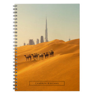 woestijnen Uitzicht van Dubai Skyline met Camels Notitieboek