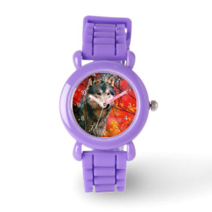Wolf die door bladeren in het bos loopt horloge