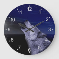 Wolf die op de maan in het zee glijdt
