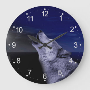 Wolf die op de maan in het zee glijdt grote klok